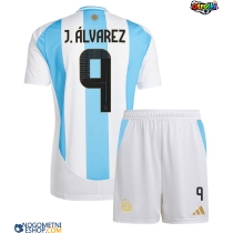 Otroški Nogometni dresi Argentina Julian Alvarez #9 Domači Copa America 2024 Kratek Rokav (+ Kratke hlače)